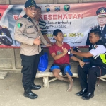 Petugas dari Sidokkes Polres Ngawi saat melakukan pemeriksan terhadap salah satu penyandang disabilitas. 