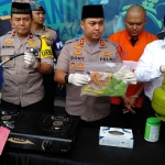 Kapolres Malang Kota AKBP Doni Alexander didampingi Kasatreskrim, Kabag Ops, dan Kasubag Humas saat menunjukkan barang bukti dari tersangka EAA di Mapolres setempat, Jumat (01/11). foto: IWAN IRAWAN/ BANGSAONLINE