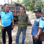 Camat Pakis Firmando (kiri) bersama Suwarno, Kepala UPT DPU-SDA Pakis (kanan). 