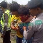 Sunar saat diamankan petugas usai bacok paman dan bibinya. foto: eki nurhadi/ BANGSAONLINE