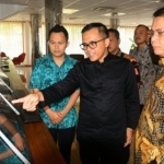 Wakil Ketua MPR RI Ahmad Basarah dan Bupati Banyuwangi A Azwar Anas  saat melihat proses pelayanan publik online di lounge pelayanan publik pemkab.
