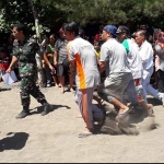 Rombongan warga yang ikut media gathering bersama korban dan sejumlah petugas tampak panik ketika mengetahui korban terseret ombak.