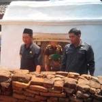 Bupati Tuban, H. Fathul Huda saat memasuki makam Sunan Bejagug Lor di Kecamatan Semanding, Tuban. foto: suwandi/BANGSAONLINE