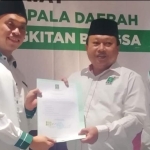 Penyerahan rekom dari PKB. (foto: ist).