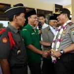 Kapolda Jatim Irjen Pol. Drs. Machfud Arifin SH saat bersalaman dengan Sekretaris GP Ansor Situbondo, Johantono, di Mapolres Situbondo. foto: MURSIDI/ BANGSAONLINE