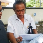 Joko Prabanto, kuasa penggugat versi J. Tasman saat menunjukan bukti salinan SHM yang telah dilegalisir BPN. 