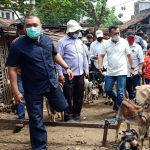 Cabup Sugiri Sancoko saat menyambangi para pedagang Pasar Balong. (foto: ist).