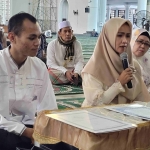 Tri Diana dan anaknya, Cristian Rafaelino, yang semula beragama Kristen mengaku tertarik dan yakin pada kebenaran ajaran Islam. Mereka kemudian mengikrarkan dua kalimat syahadat di Masjid Al-Akbar Surabaya usai salat Jumat, 4 Agustus 2023. Foto: mma/bangnsaonline