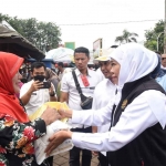 Gubernur Khofifah saat menyalurkan bantuan pangan berupa beras untuk masyarakat.