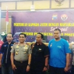 Kapolda Jawa Timur Irjen Pol Drs Machfud Arifin, SH,  saat foto bersama di ballroom hotel Wyndham Jalan Basuki Rahmat Surabaya, Rabu (15/11).