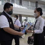 Bupati Kediri Hanindhito Himawan Pramana saat menyerahkan SK PPPK kepada salah satu guru perempuan. Foto: Ist.