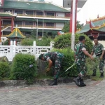 Jajaran Polres dan Koramil Tuban saat kerja bakti membersihkan area Klenteng Kwan Sing Bio, Tuban. foto: GUNAWAN/ BANGSAONLINE