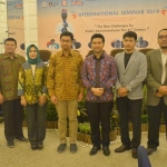 Wakil Gubernur Jatim Emil Elestianto Dardak saat menjadi Keynote Speaker Seminar Internasional The New Challanges for Public Administration in the "21 Century di Hotel Garden Palace Surabaya. foto: ist