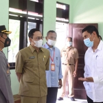 Wali Kota Kediri Abdullah Abu Bakar (baju putih) saat mengecek ruang karantina di Kelurahan Bangsal, Kecamatan Pesantren. (foto: ist)