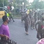 Ratusan petugas Satpol PP turun ke Gading Fajar sambil membawa papan panjang bertuliskan "Areal Physical Distancing".