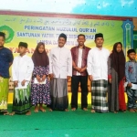 Perwakilan geng motor bersama perwakilan yayasan dan anak-anak yatim.