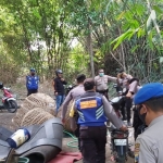 Para petugas sedang mengamankan sepeda motor para penjudi sabung ayam.