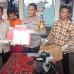 Petugas dari Polres Bangkalan saat menunjukkan barang bukti yang diamankan.