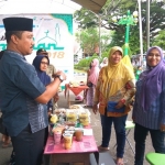 Plh Bupati Pamekasan Mohammad Alwi membuka bazar takjil yang digelar di area Monumen Arek Lancor Pamekasan, Kamis (17/05).