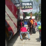 Sejumlah penumpang yang naik di luar terminal.