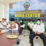 Ketua Gugus Tugas Percepatan Penanganan Covid-19 Bangkalan Abdul Latif Imron Amin (pakai rompi) bersama Wakil Bupati, Pj. Sekda, Kadis Kominfo, dan Kadinkes saat mengikuti virtual meeting bersama Mendagri, KPK, BPK, dan Polri. 