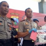 Kapolres Kediri AKBP Lukman Cahyono (tengah) menunjukkan barang bukti yang diamankan.