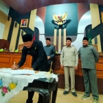 Bupati Pasuruan, Irsyad Yusuf, saat menandatangani pengesahan Perda RTRW.