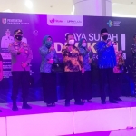 Bupati Hendy Siswanto bersama Wakil Bupati Gus Firjoun membuka gerai vaksinasi Covid-19 di Lippo Plaza, Kamis (17/6) sore.