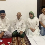 Kartika Hidayati dan suaminya Ali Hafidzi, bersama Bacabup Gresik Moh. Qosim, saat sowan ke KH. Ali Imron, Maduran.