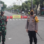 Ruas Jalan RA Kartini Kecamatan Kebomas, Gresik yang disekat selama PPKM Darurat. foto: SYUHUD/ BANGSAONLINE