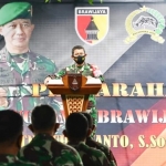 Pangdam V/Brawijaya saat memberikan semangat dan warna baru bagi seluruh anggota Kodim 0820/Probolinggo.