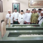 KH. Maruf Amin didampingi Ketua DPRD Kab. Pasuruan H.M. Sudiono Fauzan dan para Habaib.