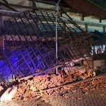 Kondisi bangunan Pasar Sore Tuban yang atapnya ambruk. Foto: ACHMAD CHOIRUDIN/ BANGSAONLINE