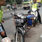 Petugas hendak mengevakuasi kendaraan korban.