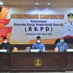 Dari kiri: Ketua DPRD Gresik Abdul Qodir, Bupati Gus Yani, dan Pj. Sekda Abimanyu saat Musrenbang RKPD 2022. (foto: SYUHUD/ BANGSAONLINE)