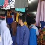 Salah satu stan pakaian tampak ramai pembeli.