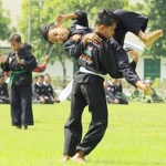 Penampilan atraksi pencak silat di peringatan Hari Jadi Yonif Para Raider 501/BY.