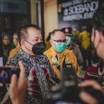 Bupati Jember, Hendy Siswanto, saat memberi keterangan kepada awak media di RSD dr Soebandi.