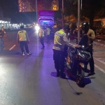 Pengecekan kendaraan di perbatasan Mantingan-Sragen yang dilakukan oleh Polres Ngawi.