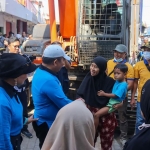 Bupati Jember Hendy Siswanto menyapa pengunjung dan pedagang Pasar Mangli saat kegiatan bersih-bersih.