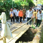 BPBD Jatim saat meninjau lokasi infrastuktur rusak yang ada di Kabupaten Magetan. (dok. Ist)