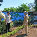 Pj Wali Kota Probolinggo, Nurkholis, saat sidak taman.