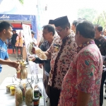 Wakil Bupati Bangkalan Mohni didampingi oleh Kadisperinaker Amina Rachmawati mencicipi produk UMKM hasil olahan dari daun kelor.