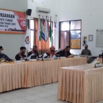 Para bakal pasangan calon bupati dan wakil bupati Tuban saat tiba di kantor KPU.