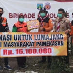 Tim Brantas dan BP 13 Pamekasan saat memberi bantuan secara simbolis pada korban erupsi Semeru di Lumajang.