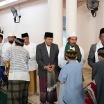 Sekdakab Kediri, Mohamad Solikin, saat menyalami warga. Foto: Ist