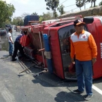 Joko Ludiono, Kepala BPBD Tuban saat berada di TKP mobil damkar yang terguling. foto: SUWANDI/ BANGSAONLINE