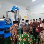 Stafsus Wapres RI Bidang Ekonomi dan Keuangan, Lukmanul Hakim (masker hujau) saat melakukan peninjauan perkembangan kawasan industri halal di Universita Trunojoyo Madura, Kamis (10/3/2022).