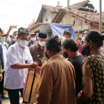 Dirut Petrokimia Gresik Dwi Satriyo Annurogo (baju putih) saat menyerahkan bantuan. foto: ist.