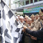 Bupati Situbondo Karna Suswandi saat melepas peserta Napak Tilas KHR. As